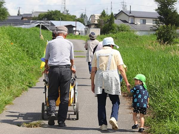 高齢者との触れ合いを通じ社会性や情操性を養います